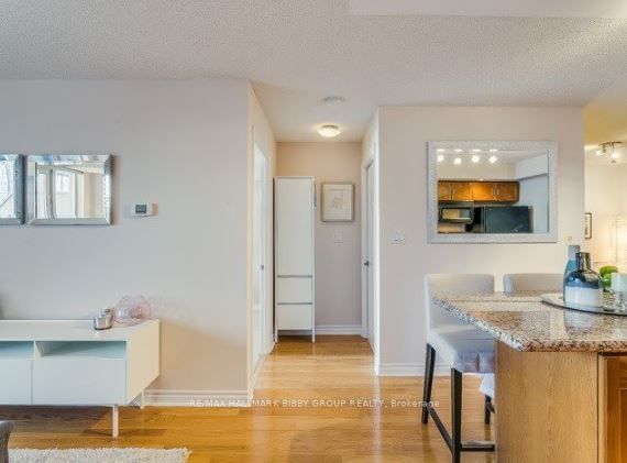 270 Wellington St W, unit 824 for rent - image #8