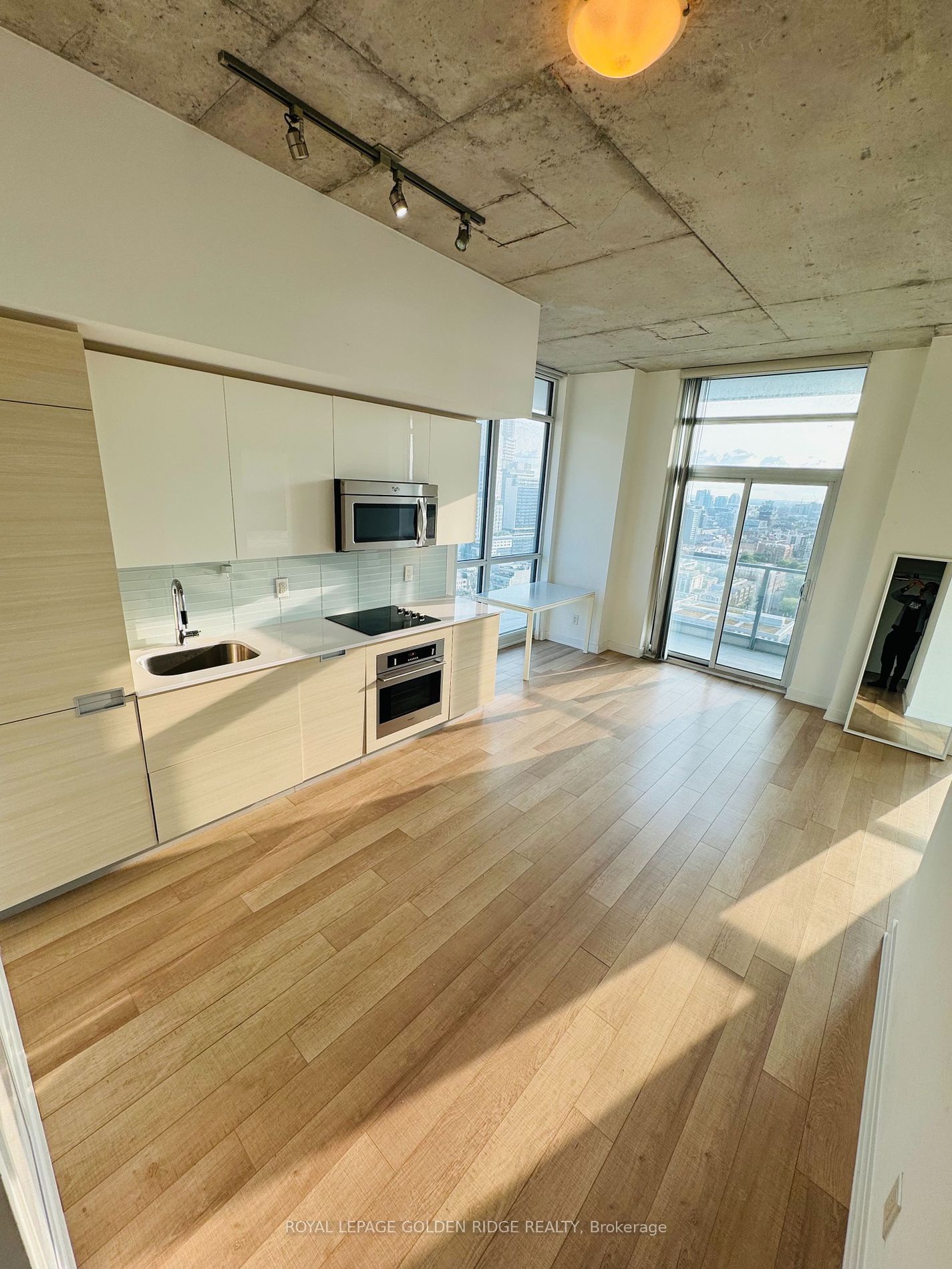 210 Simcoe St, unit 2403 for rent - image #4