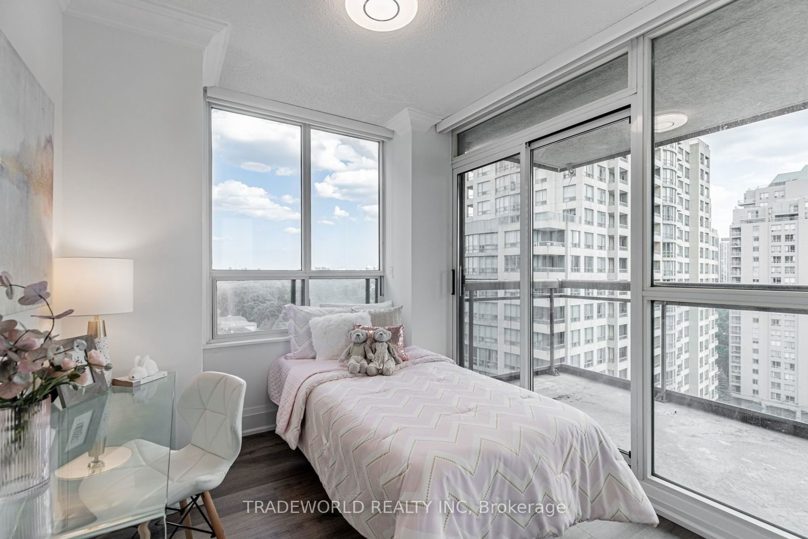 18 Parkview Ave, unit 1506 for sale