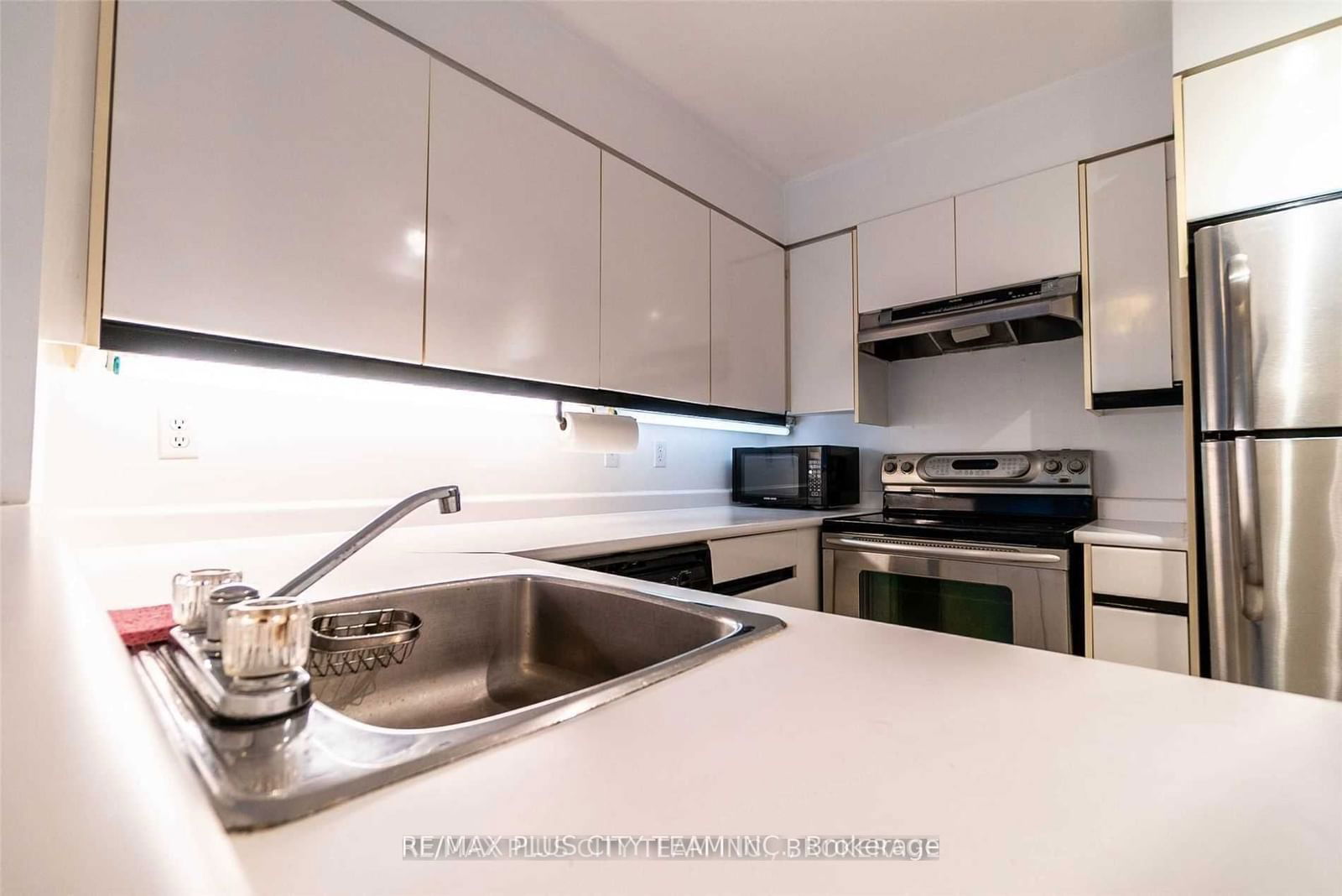 7 Carlton St, unit 401 for rent - image #8