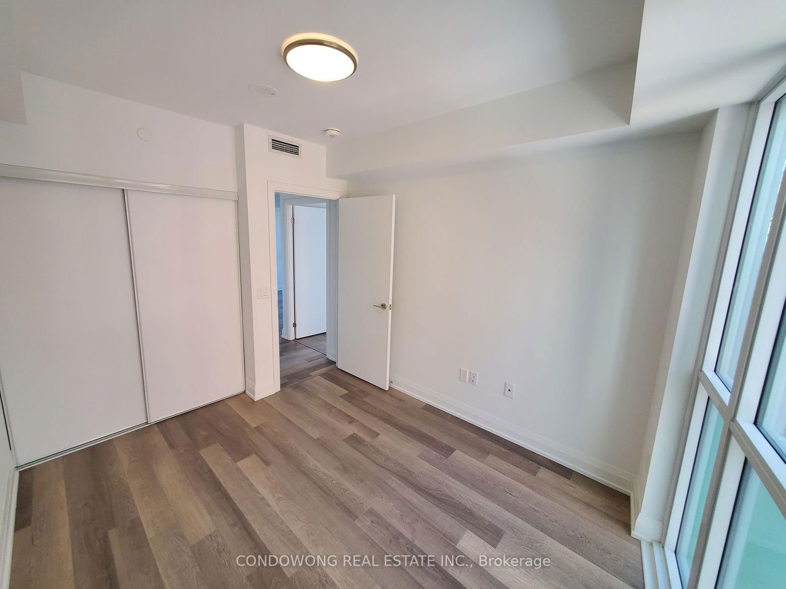 77 Mutual St, unit 709 for rent - image #4