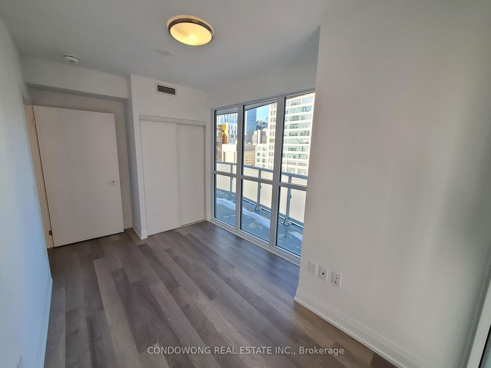 77 Mutual St, unit 709 for rent - image #6