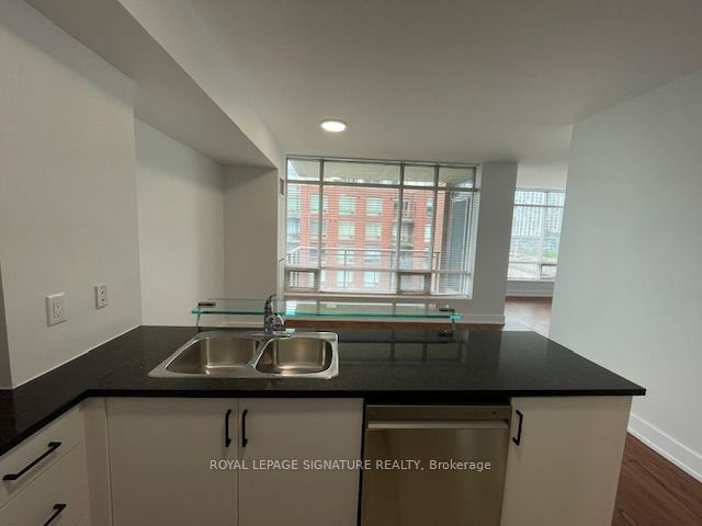 500 Queens Quay W, unit 807E for rent