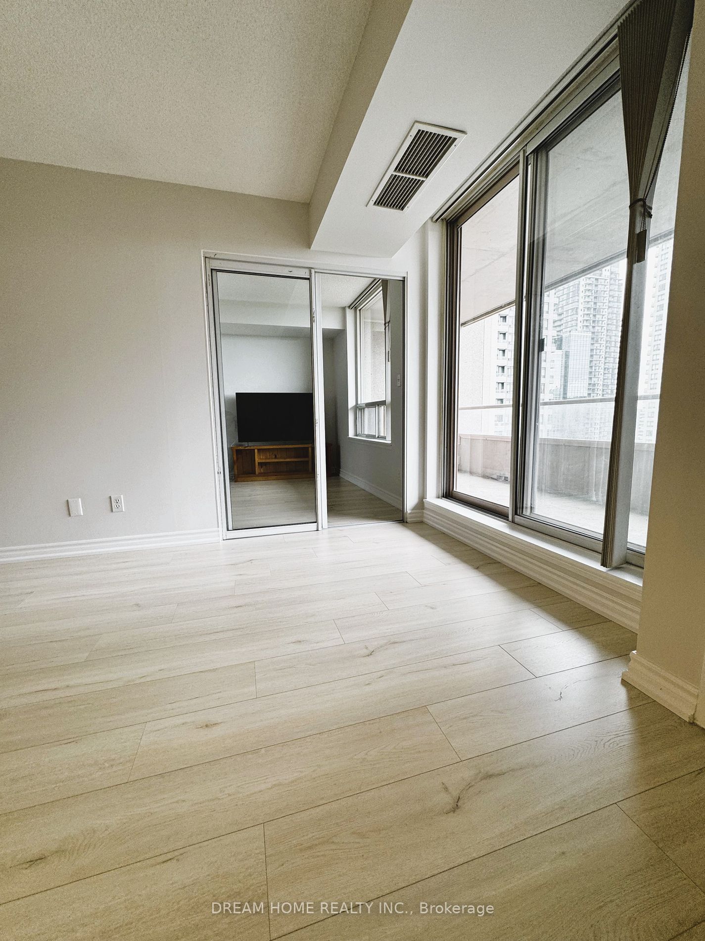 18 Hillcrest Ave, unit 1801 for sale - image #7