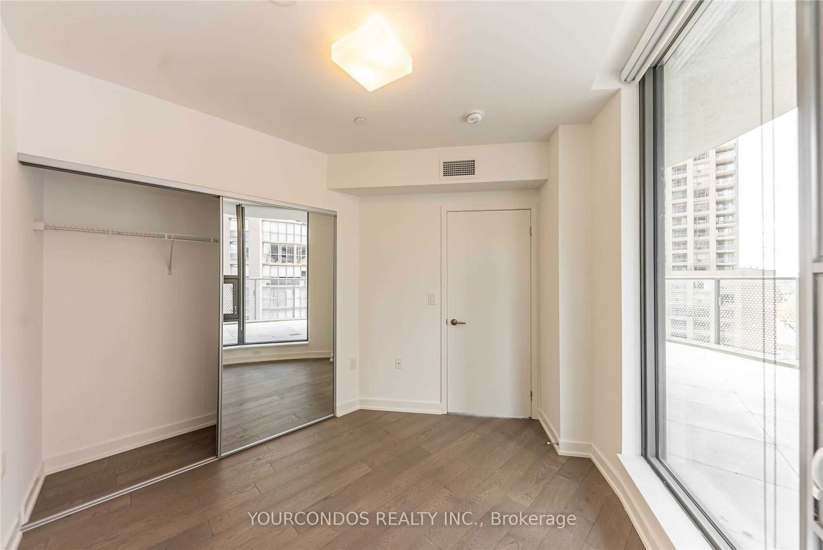 11 Wellesley St W, unit 611 for rent