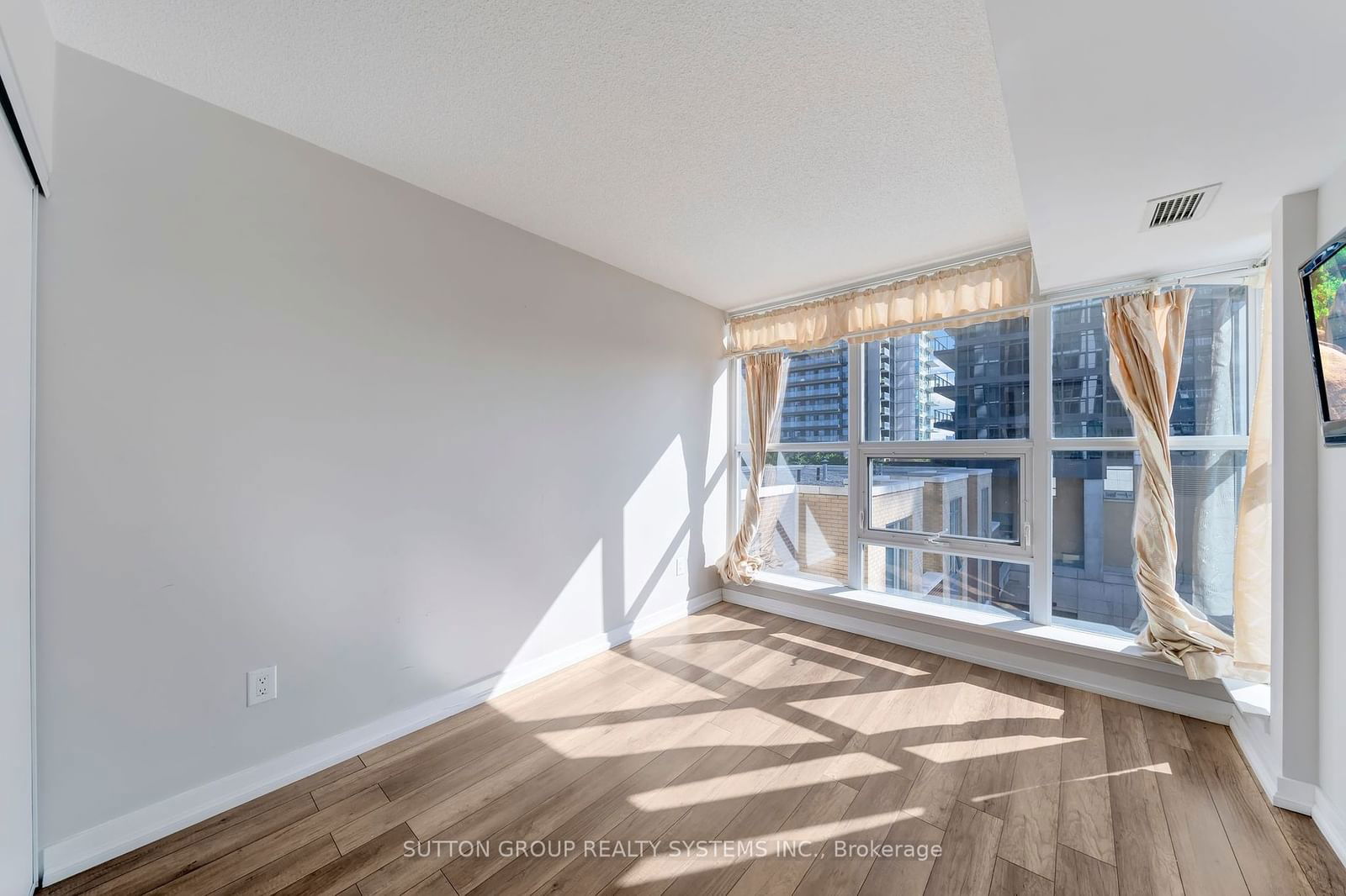 19 Singer Crt, unit 222 for rent - image #12