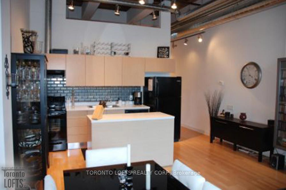 43 Hanna Ave, unit 118 for rent - image #5