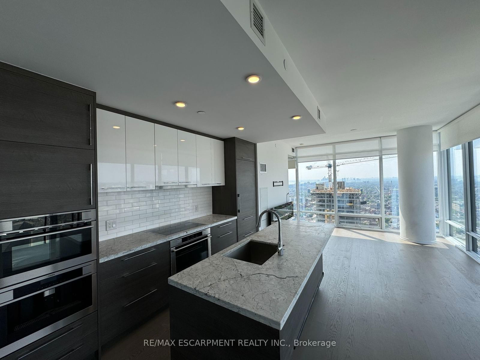 488 University Ave, unit 2816 for rent - image #8