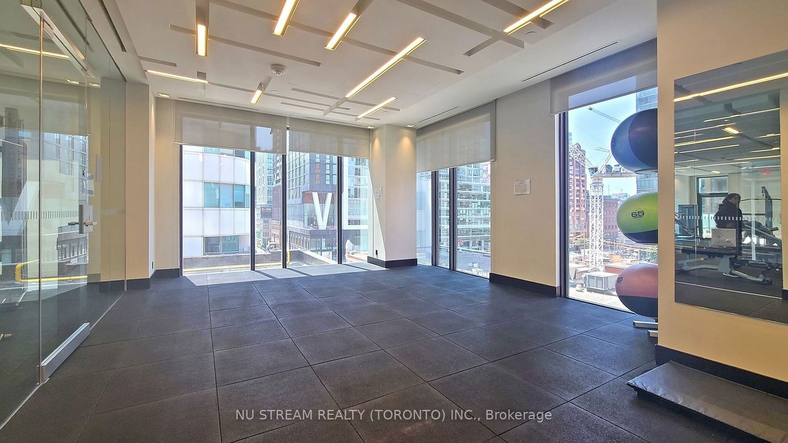 87 Peter St, unit 2402 for sale - image #40