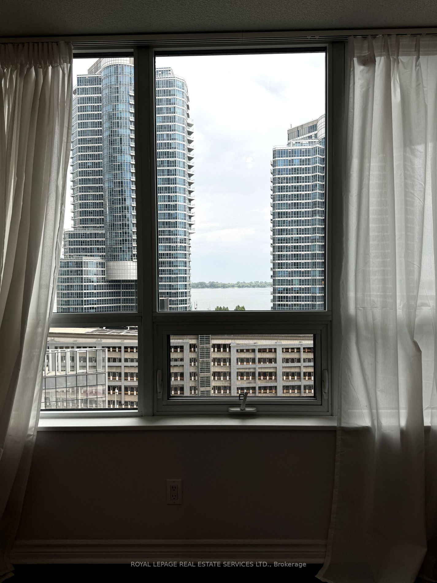 19 Grand Trunk Cres, unit 1510 for rent