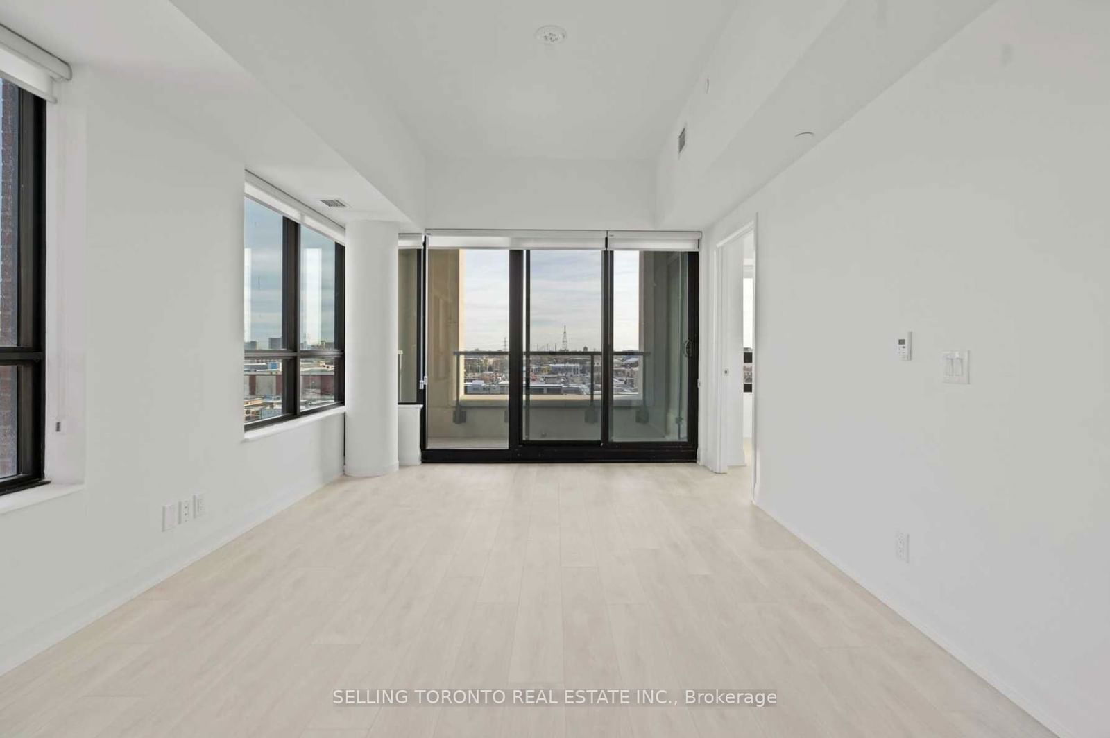 33 Frederick Todd Way, unit 606 for sale - image #4