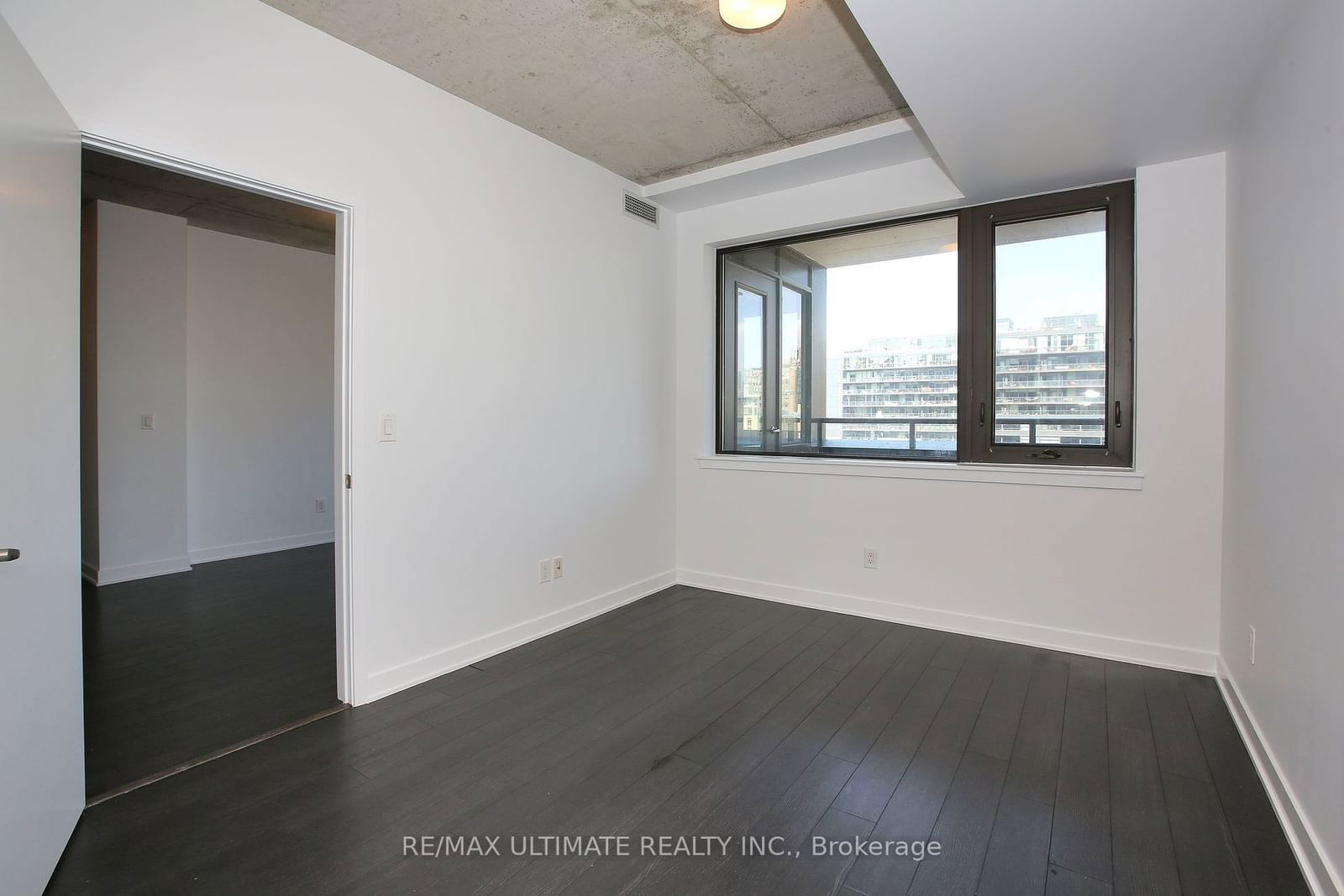 400 Wellington St W, unit 903 for rent