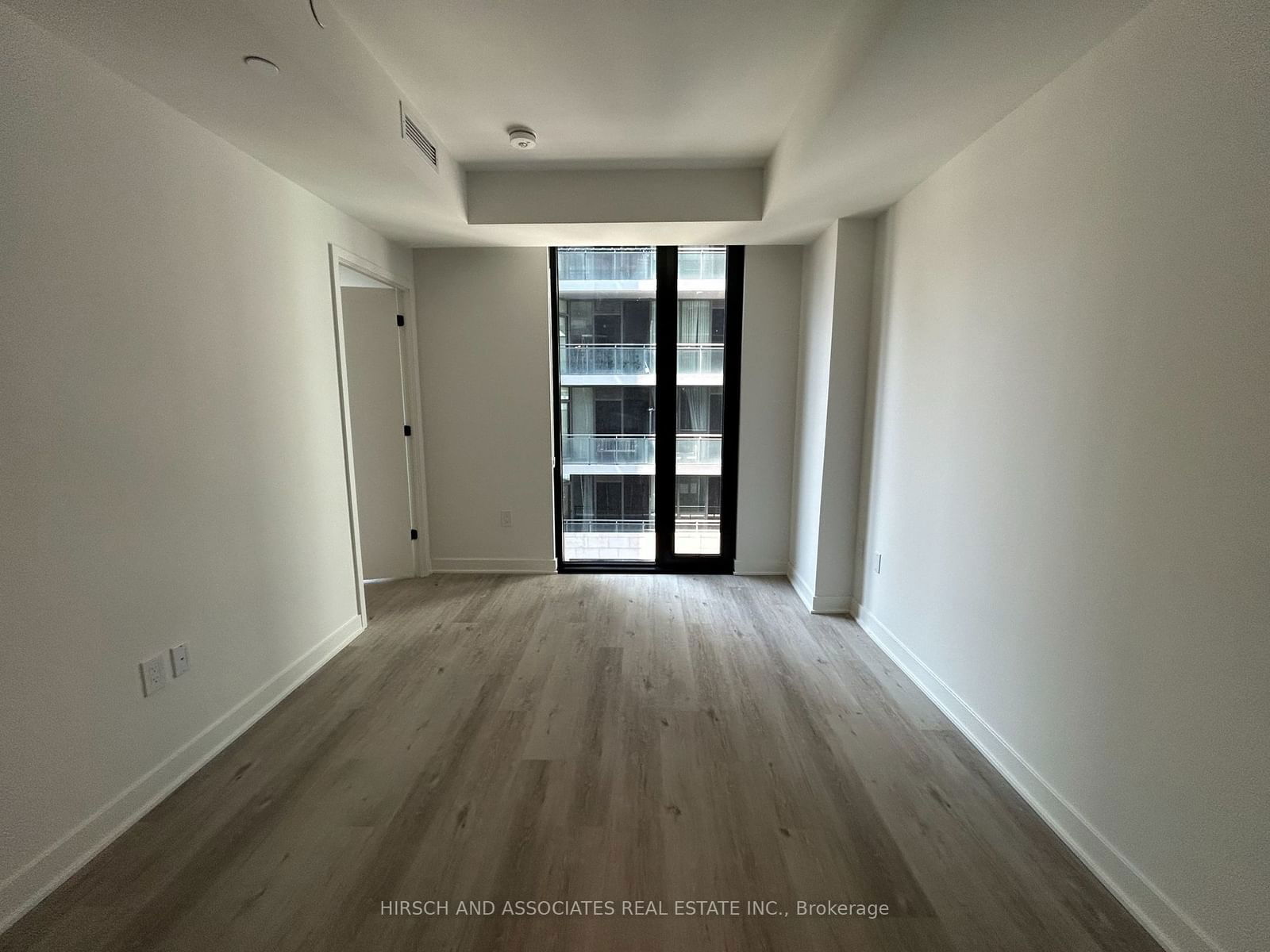 55 Charles St E, unit 810 for rent