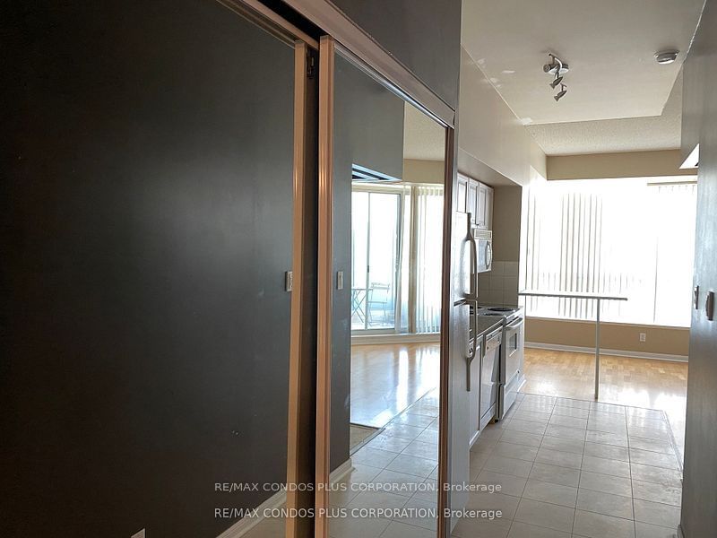 230 Queens Quay W, unit 1027 for sale - image #3