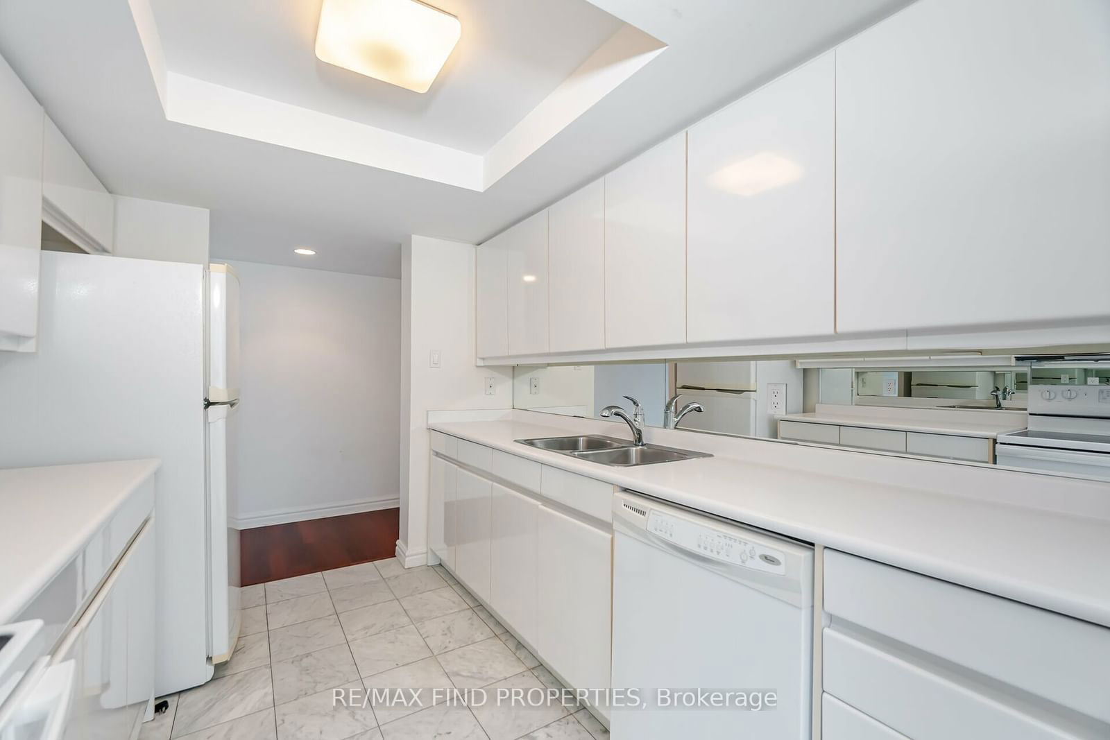 33 University Ave, unit 2303 for sale