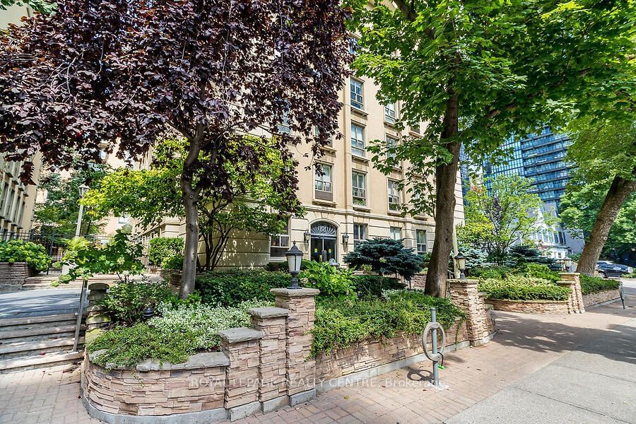 88 Charles St E, unit 204 for sale - image #2