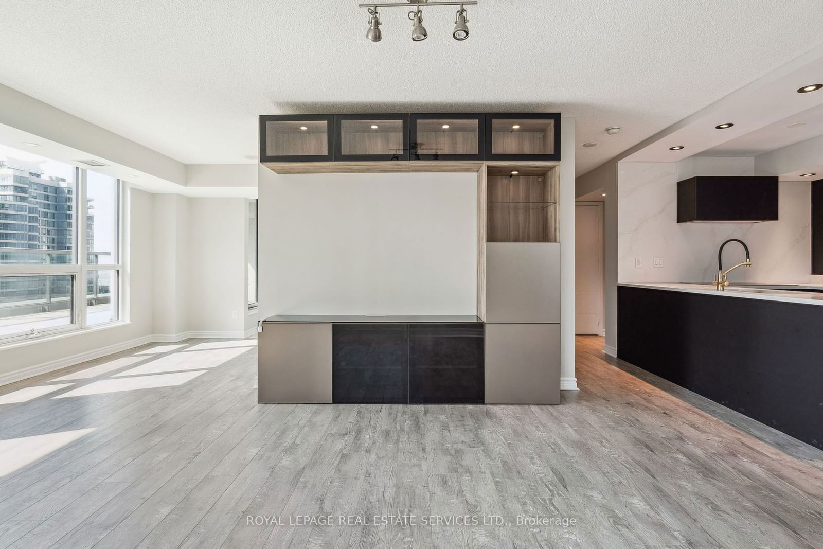 25 Lower Simcoe St, unit 1807 for rent - image #8