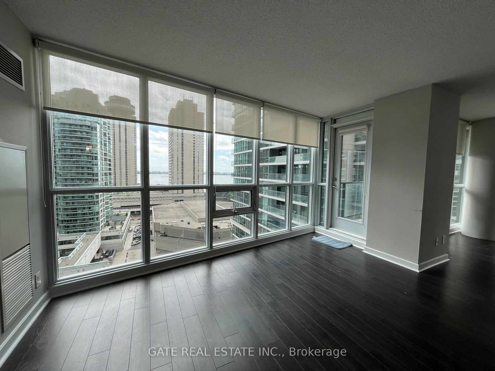 18 Harbour St, unit 1410 for rent