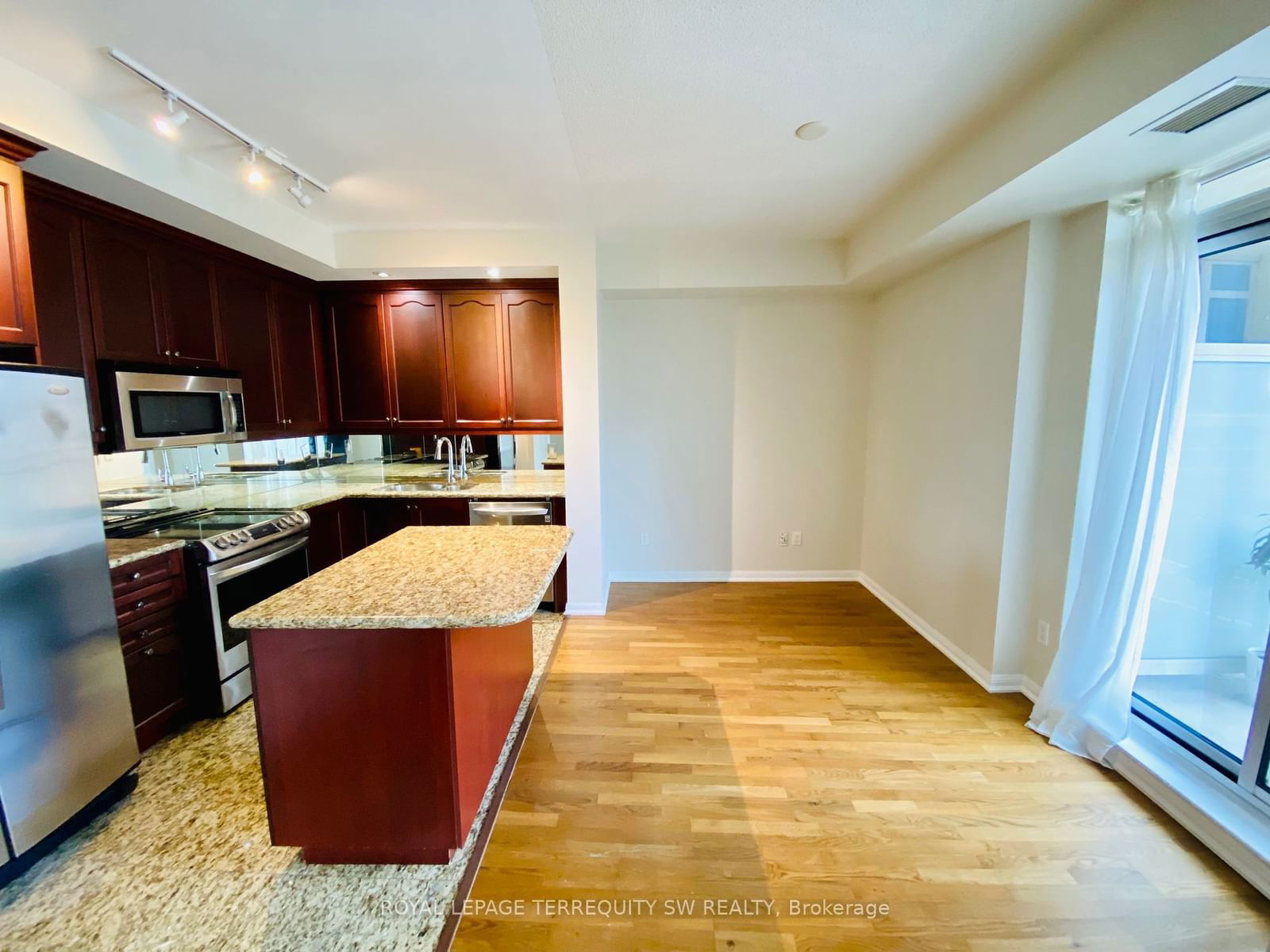 628 Fleet St, unit 816 for rent - image #3