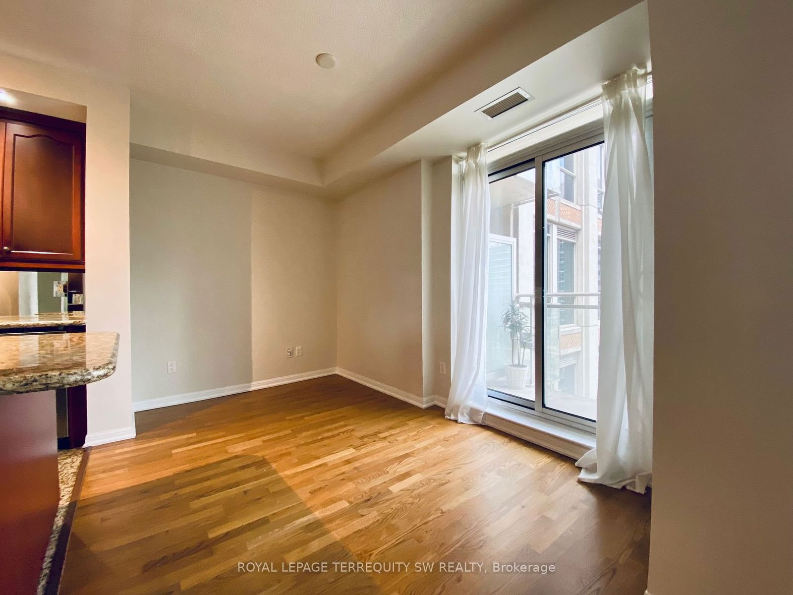 628 Fleet St, unit 816 for rent - image #4