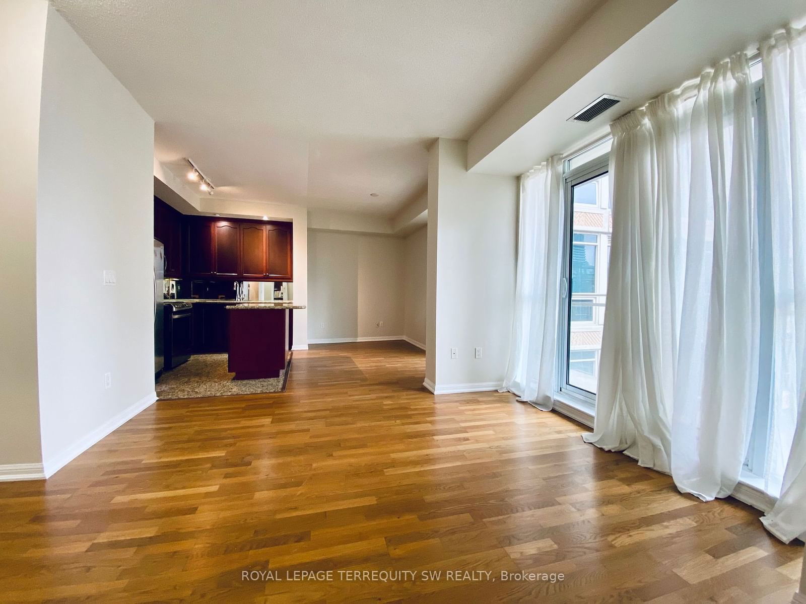 628 Fleet St, unit 816 for rent - image #7