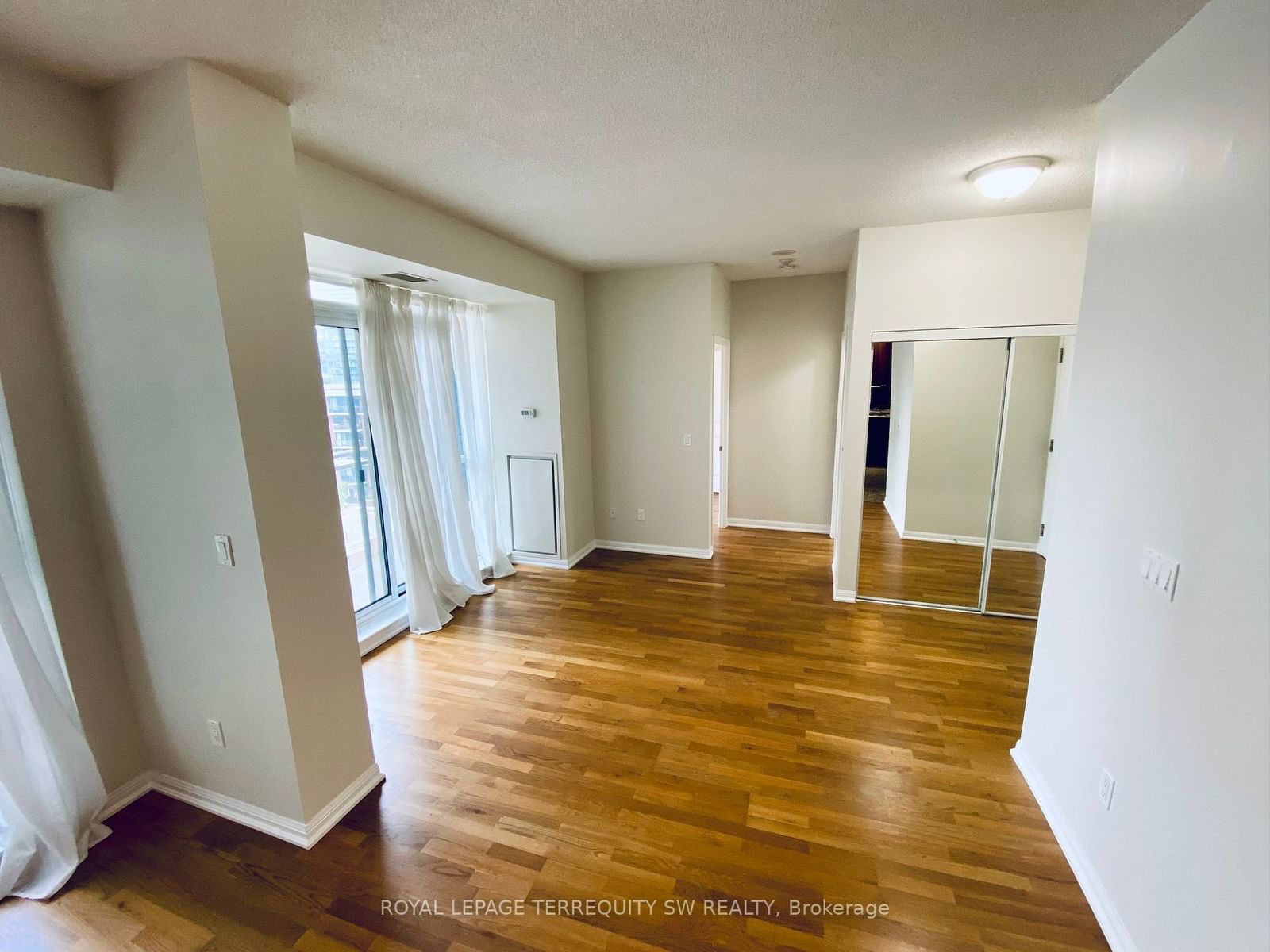 628 Fleet St, unit 816 for rent - image #8