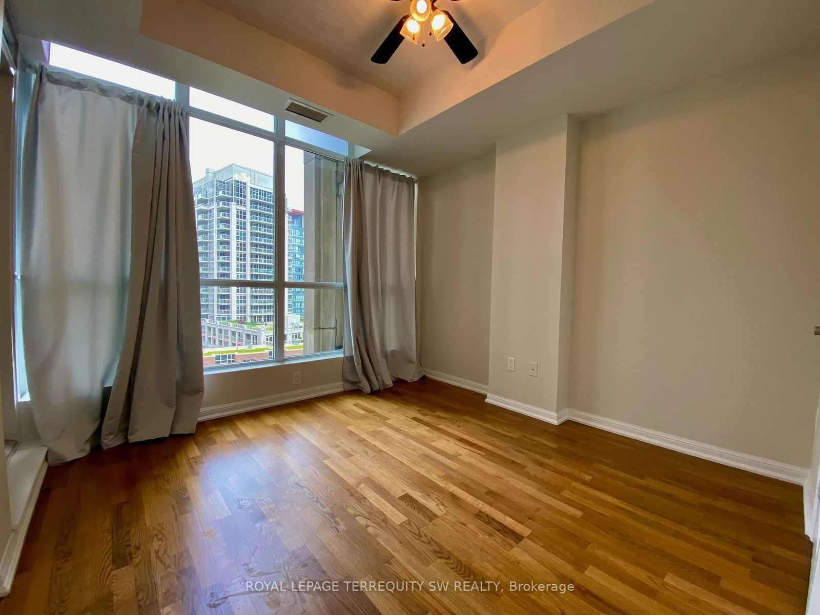 628 Fleet St, unit 816 for rent - image #9