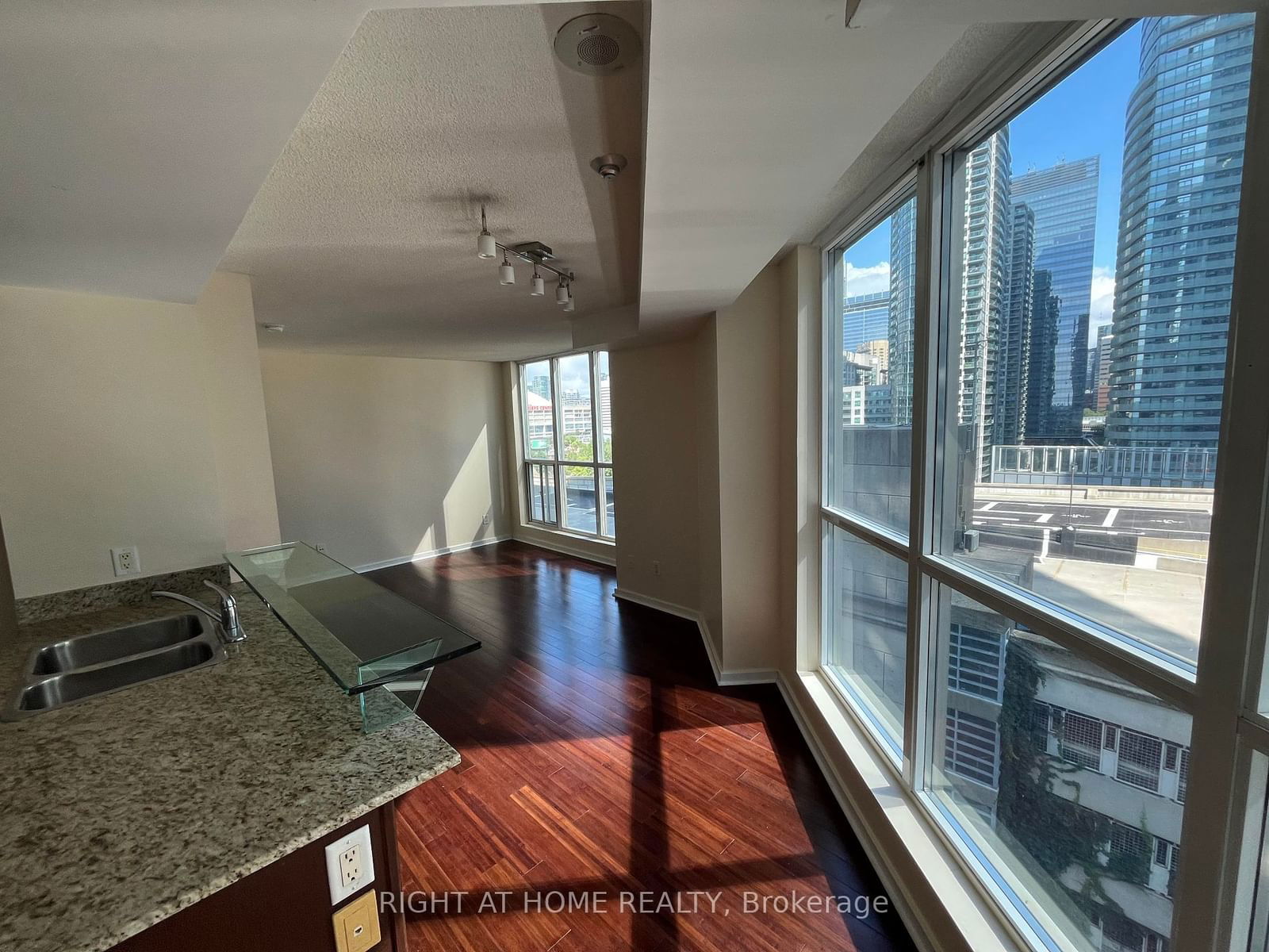 208 Queens Quay, unit 1013 for rent - image #3