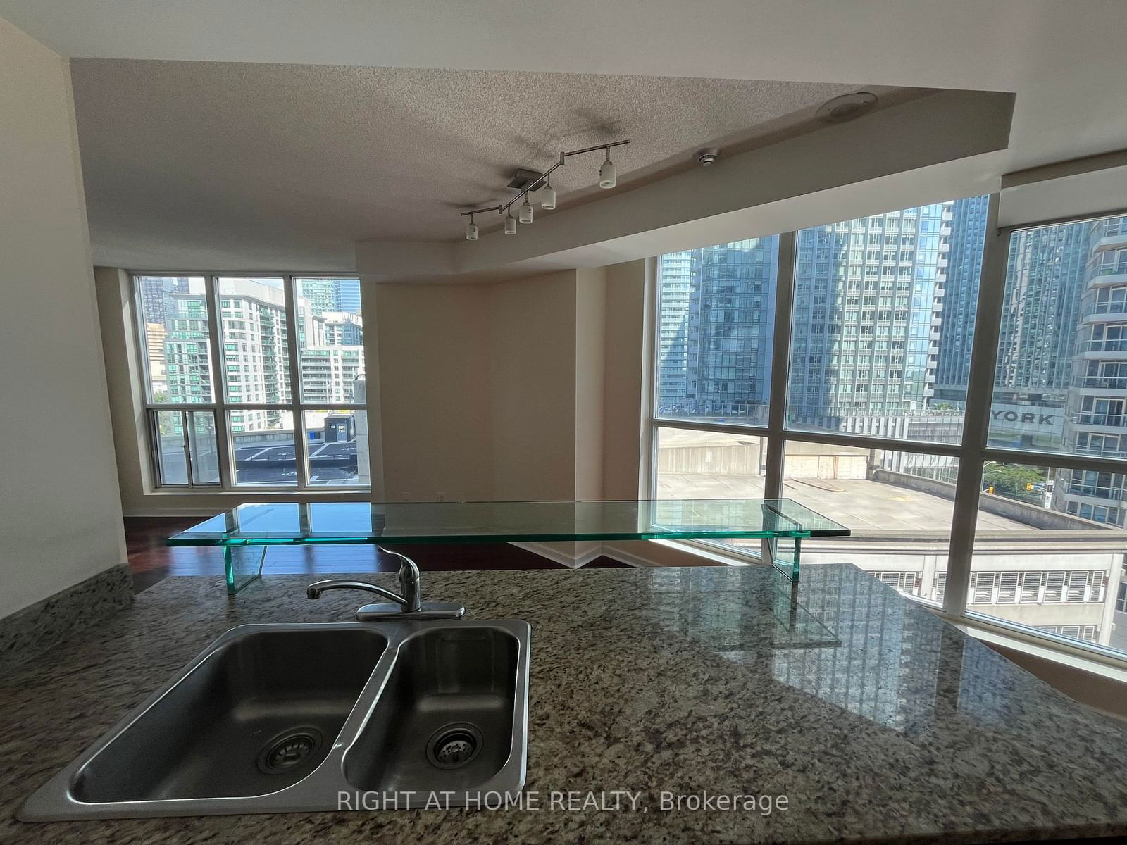 208 Queens Quay, unit 1013 for rent - image #4