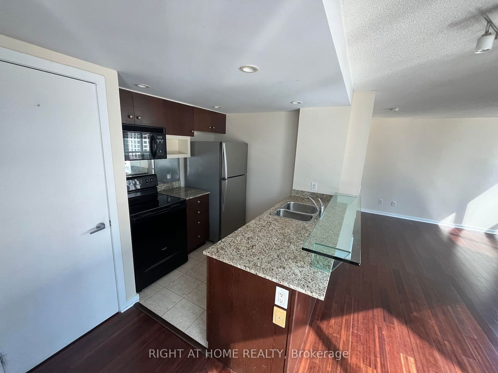 208 Queens Quay, unit 1013 for rent - image #7