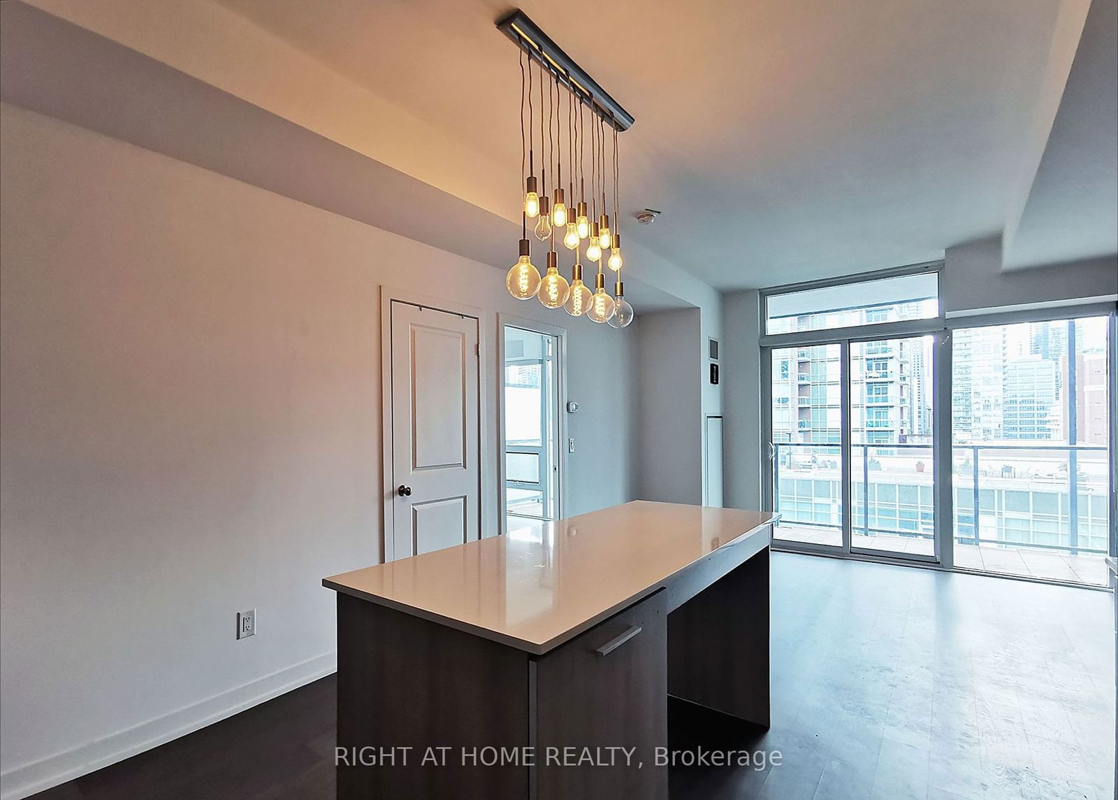 105 George St, unit 1012 for rent - image #6