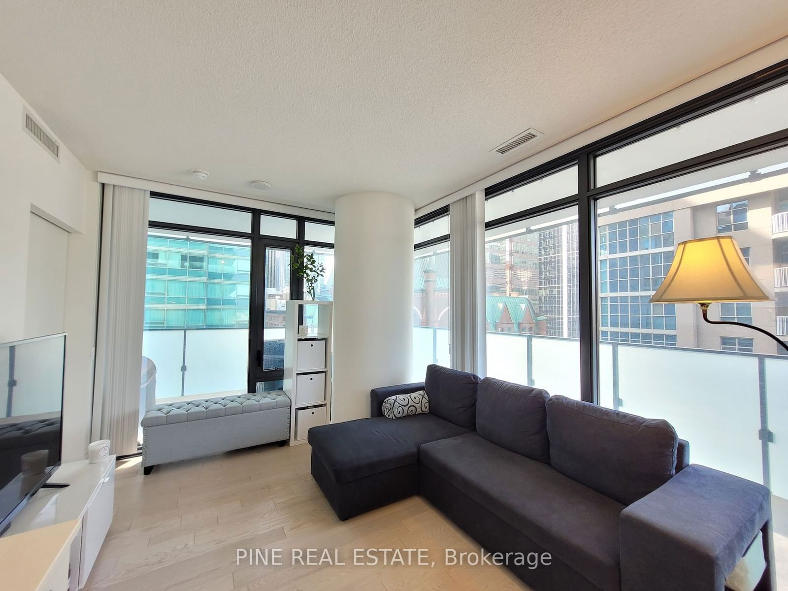 25 Richmond St E, unit 0912 for rent - image #5