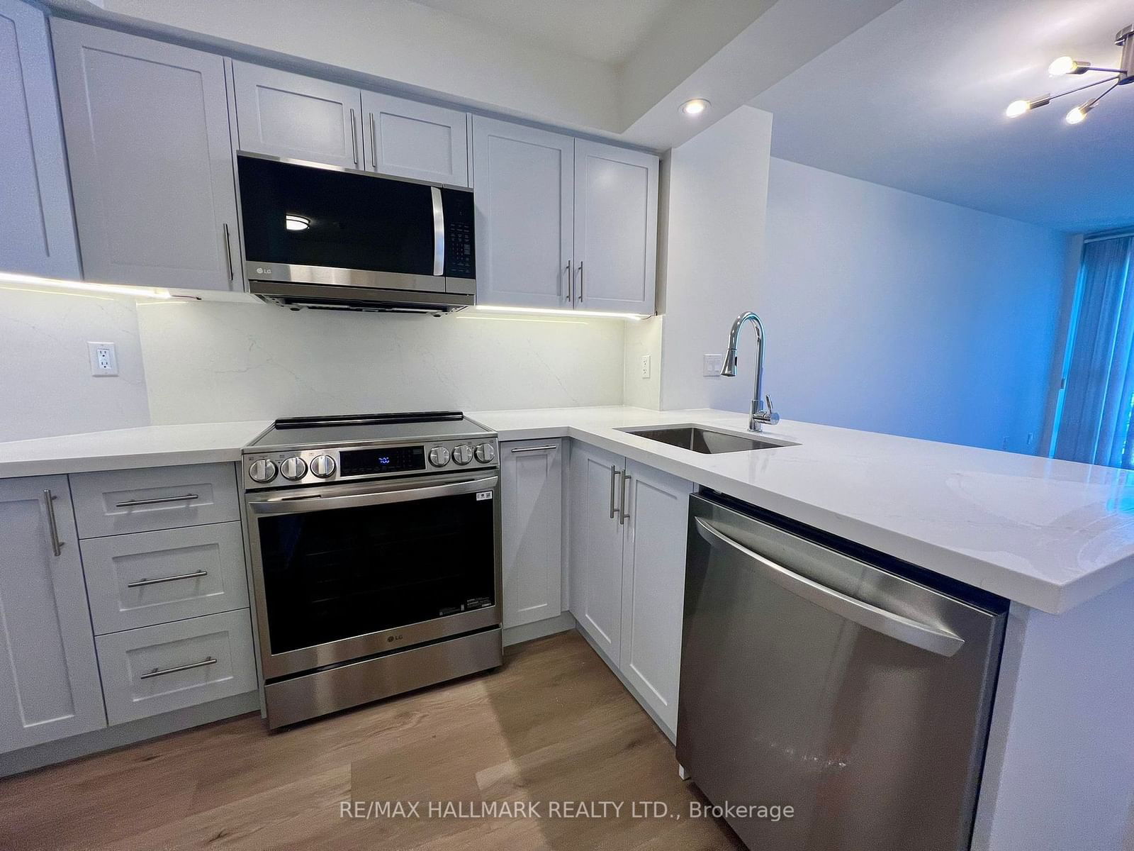 763 Bay St, unit 1813 for rent - image #2