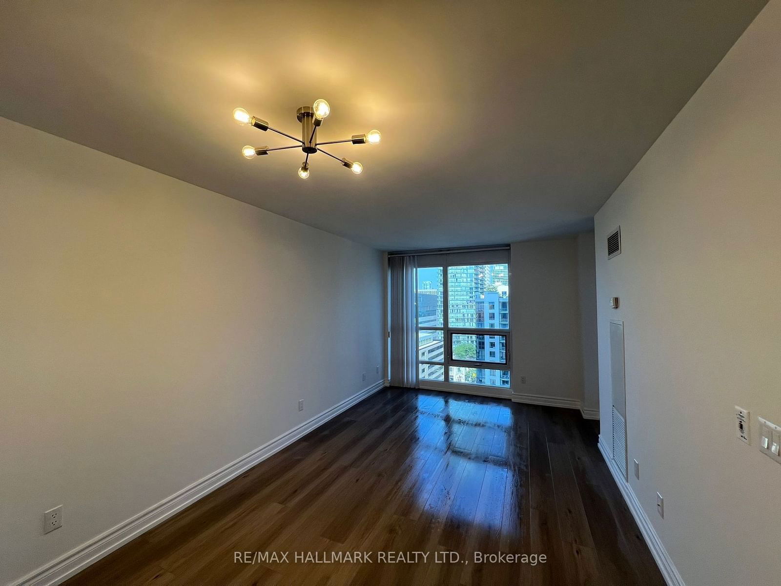 763 Bay St, unit 1813 for rent - image #4