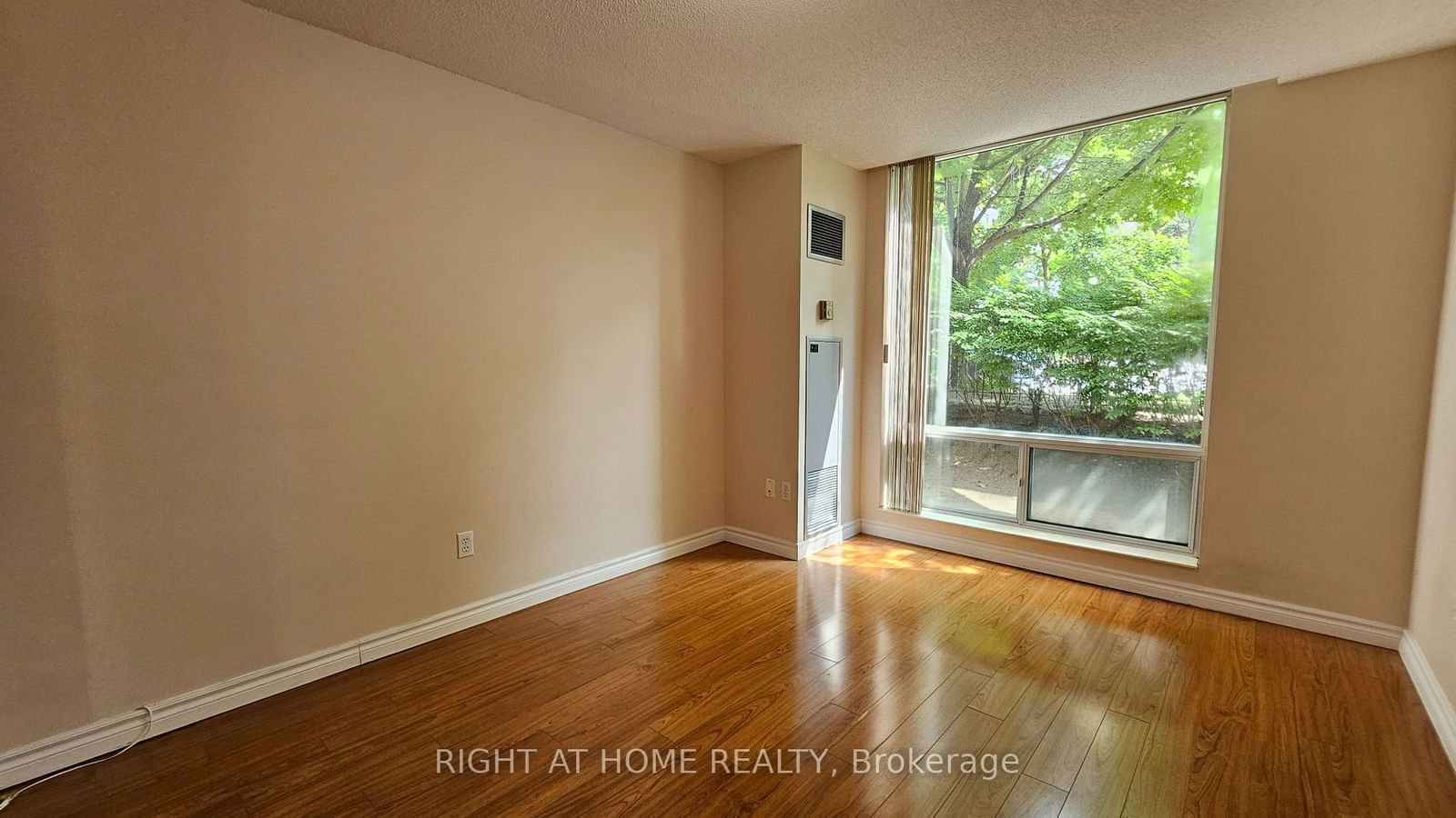 8 Pemberton Ave, unit 105 for rent - image #2