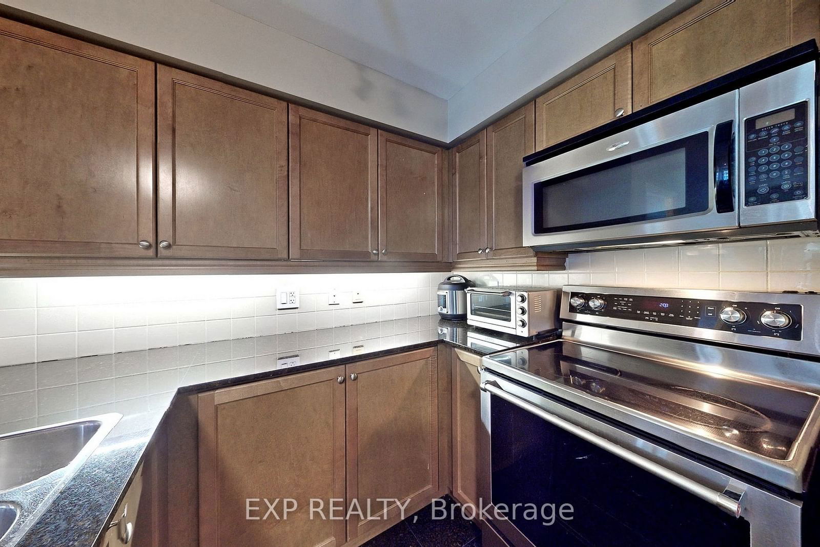 736 Spadina Ave, unit 1111 for rent