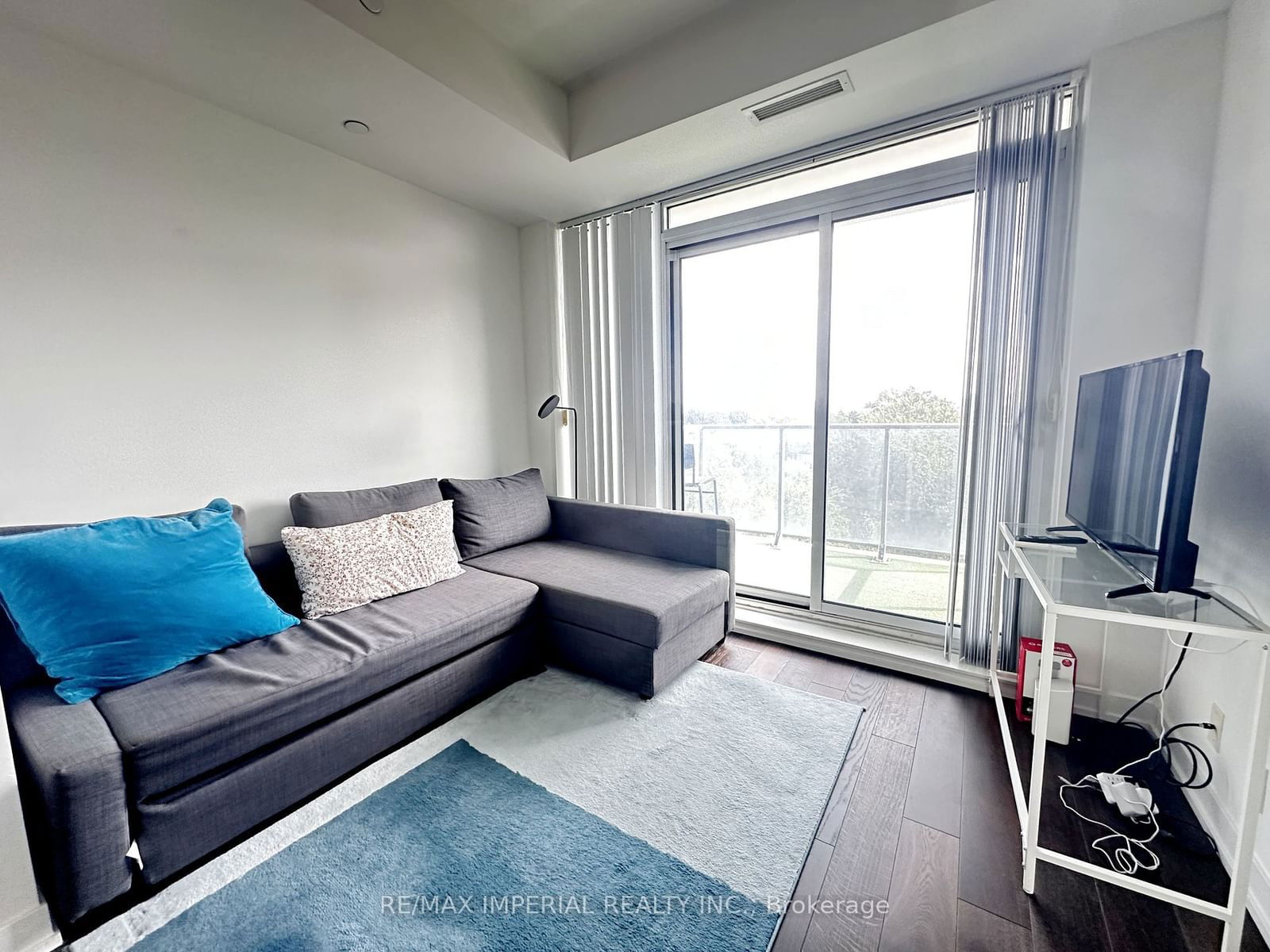 28 Avondale Ave, unit 703 for rent - image #6