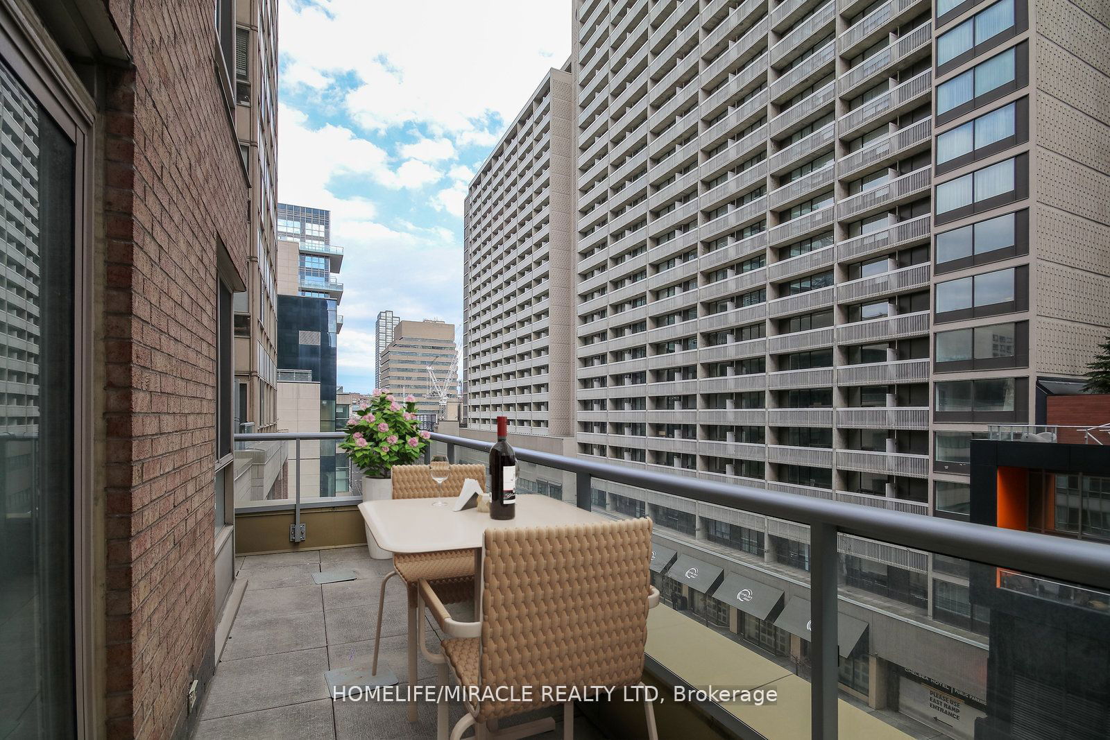 44 Gerrard St, unit 609 for sale