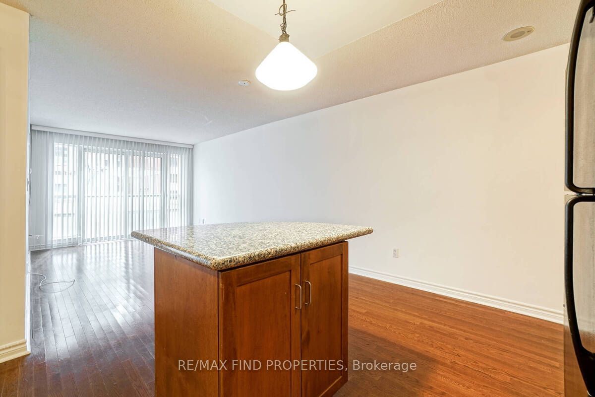 270 Wellington St W, unit 401 for sale