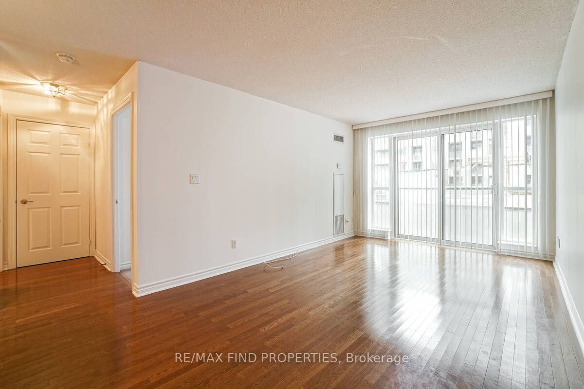 270 Wellington St W, unit 401 for sale