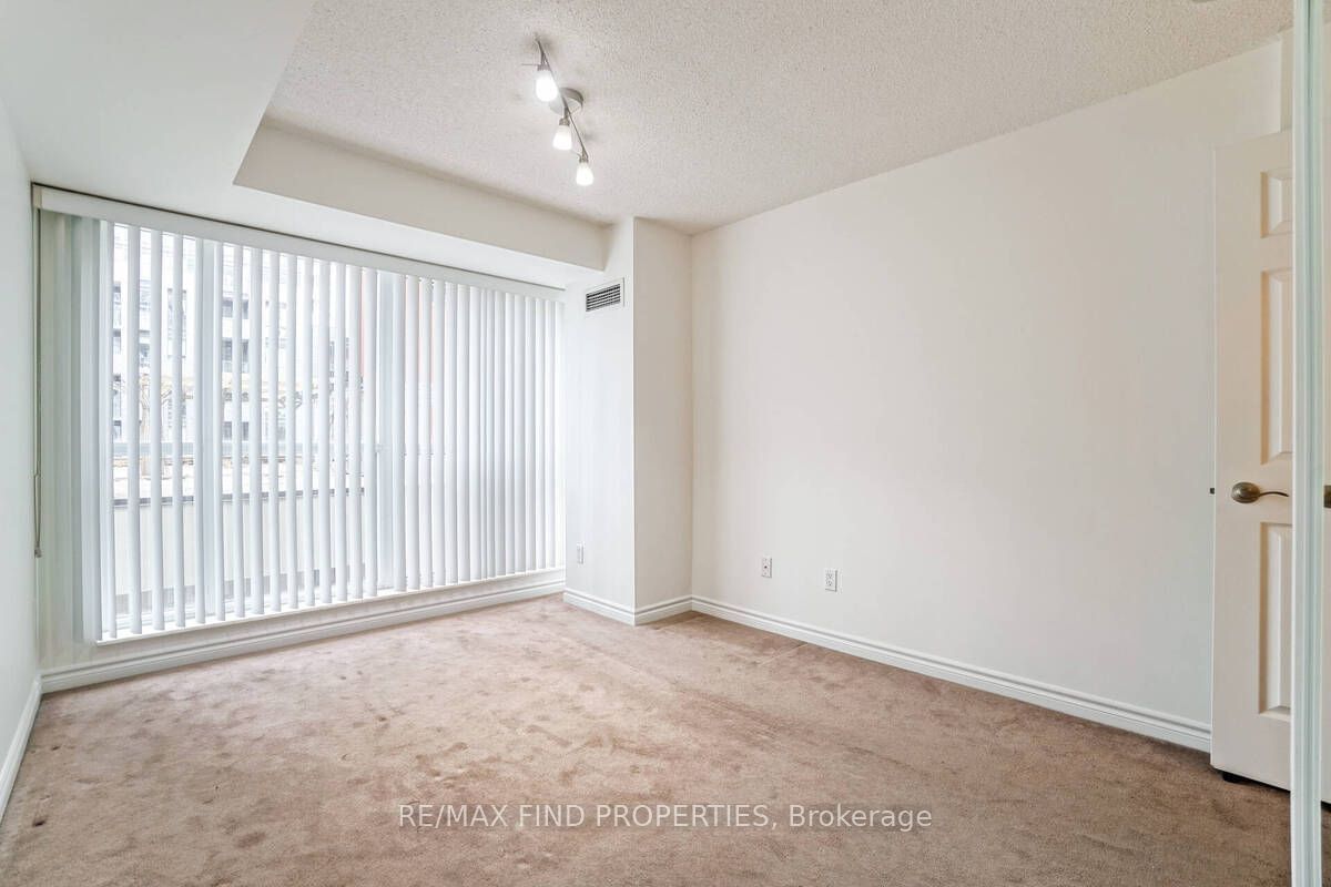 270 Wellington St W, unit 401 for sale