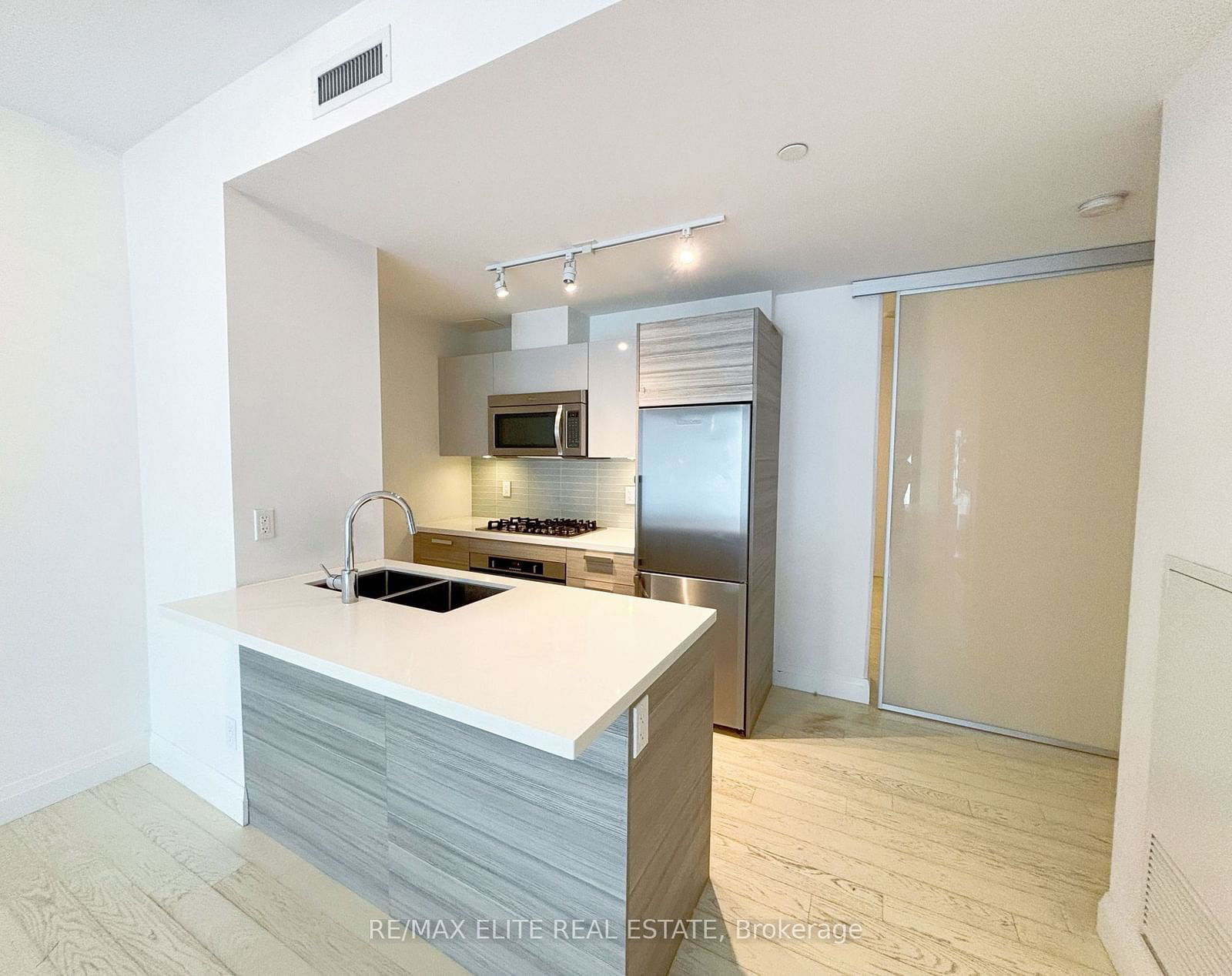 224 King St, unit 703 for rent - image #4