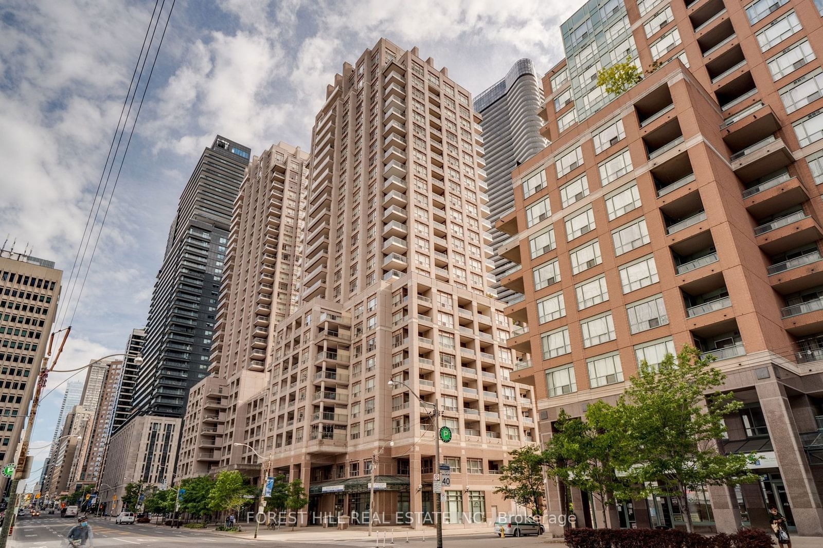 909 Bay St, unit 1602 for rent