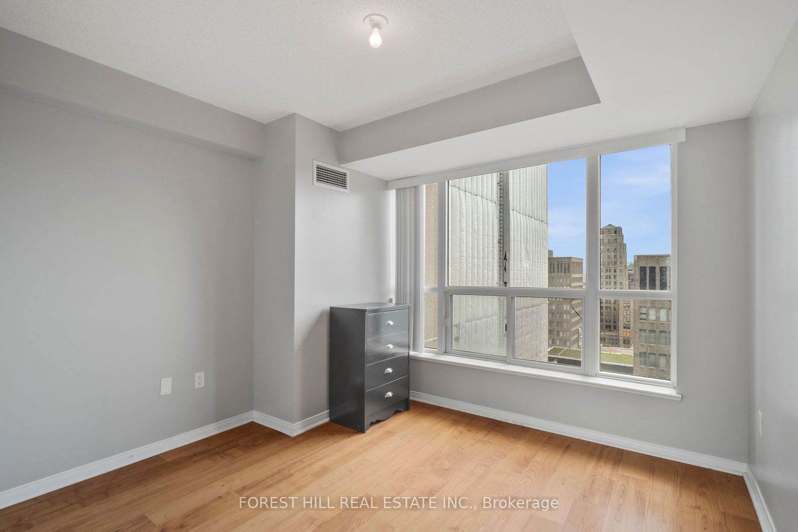 909 Bay St, unit 1602 for rent