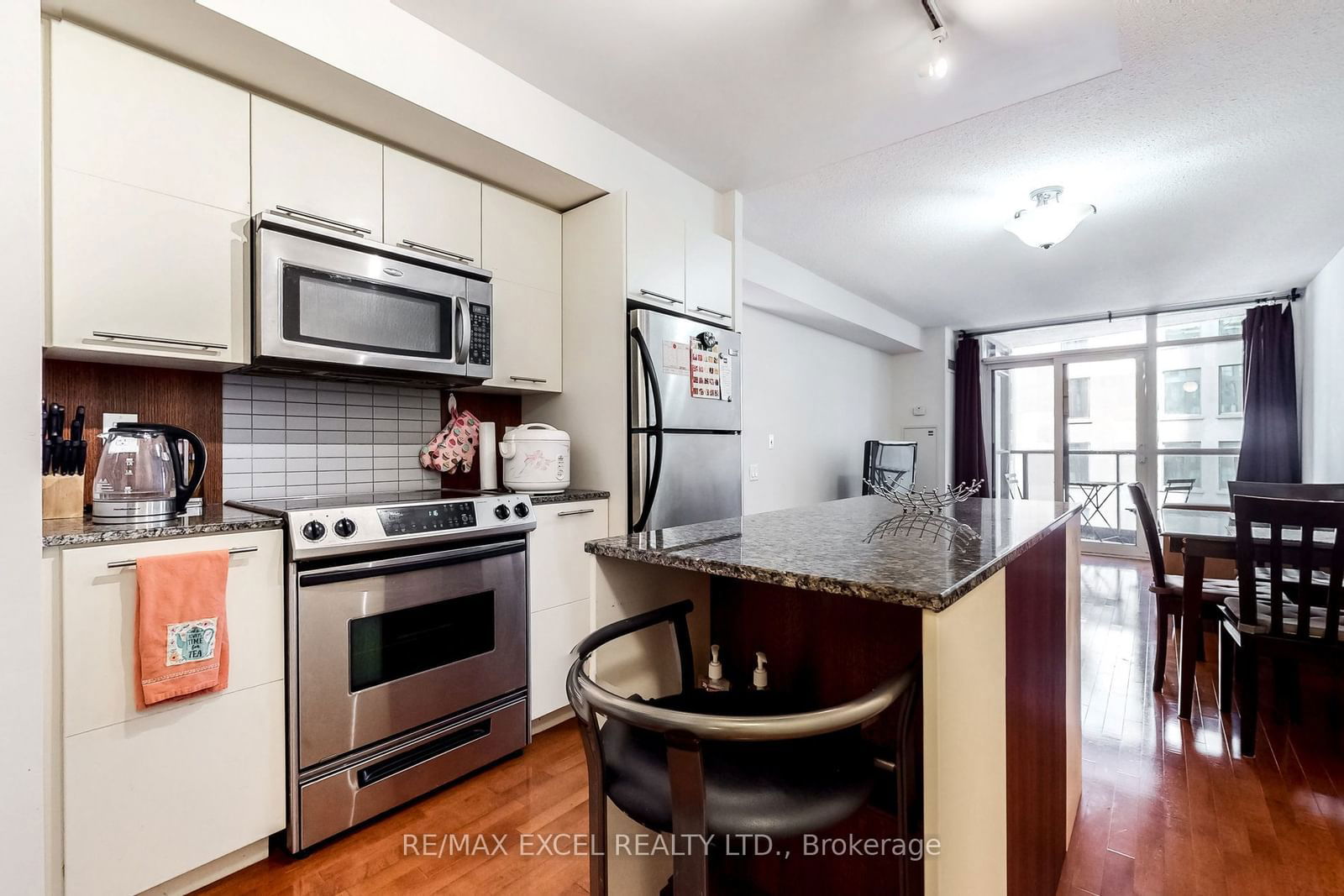 21 Carlton St, unit 902 for rent