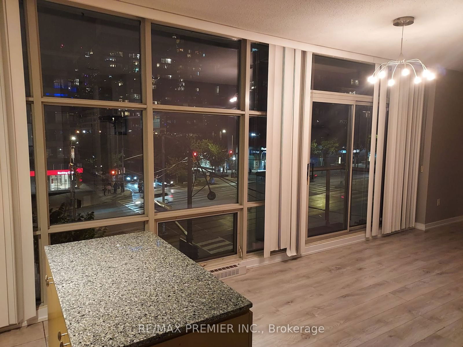 9 Spadina Ave, unit 311 for rent