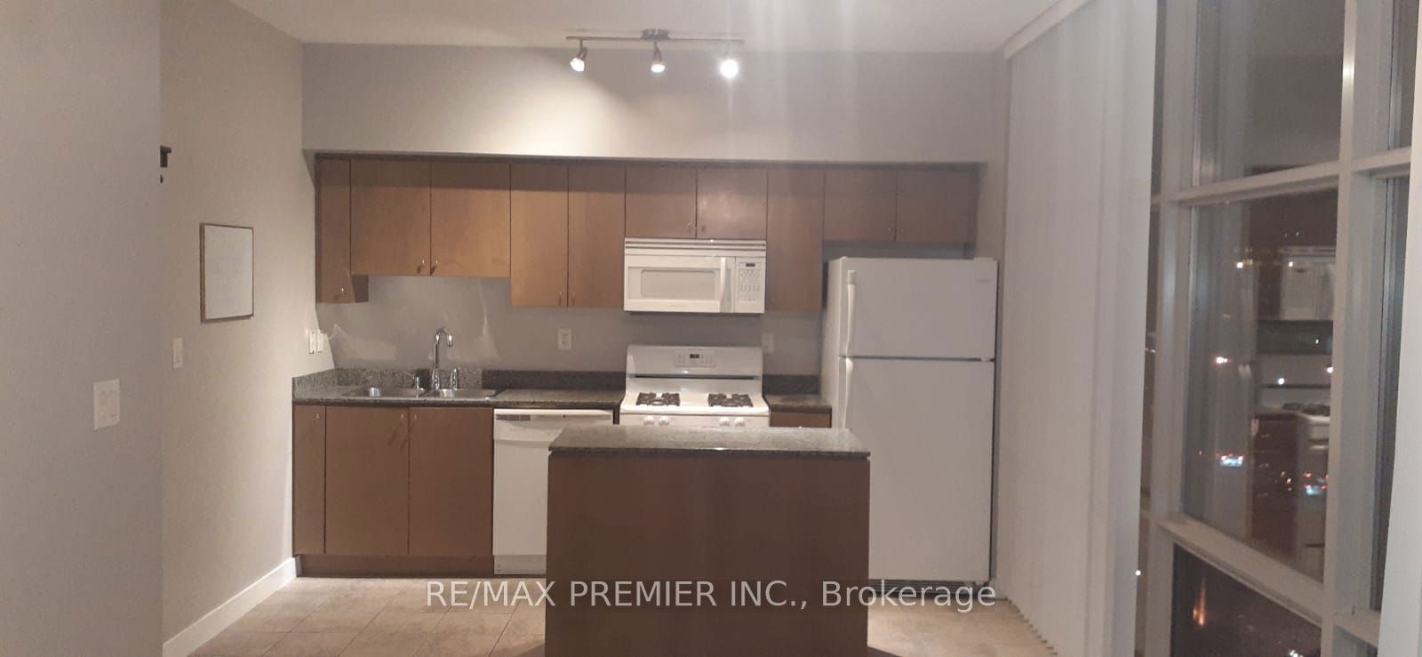 9 Spadina Ave, unit 311 for rent