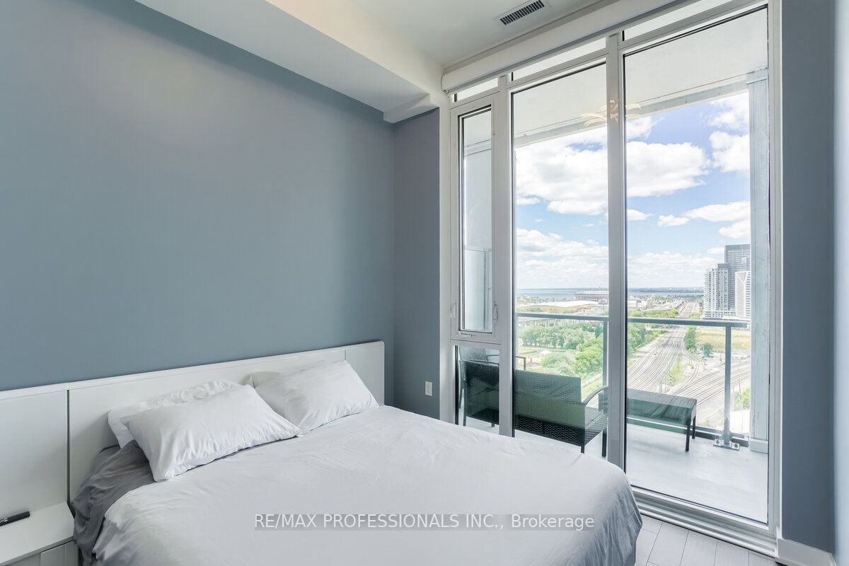 27 Bathurst St S, unit 1906 for sale