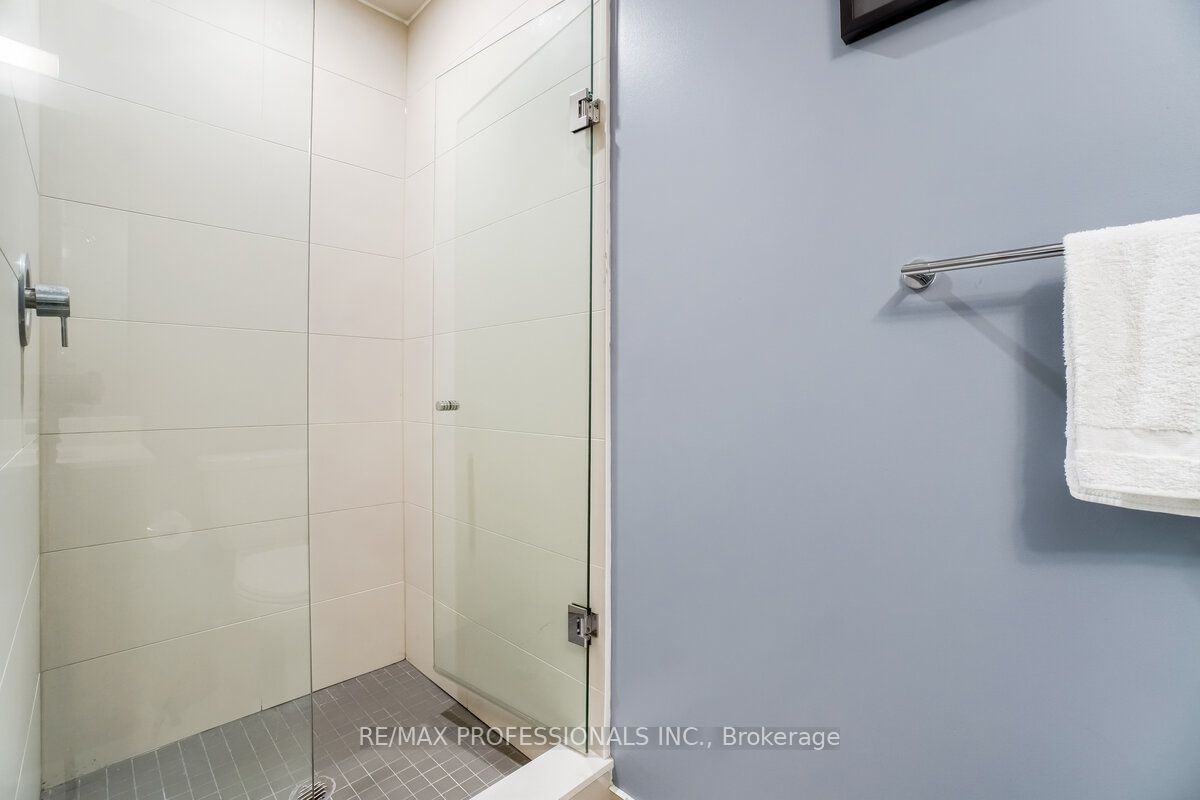 27 Bathurst St S, unit 1906 for sale