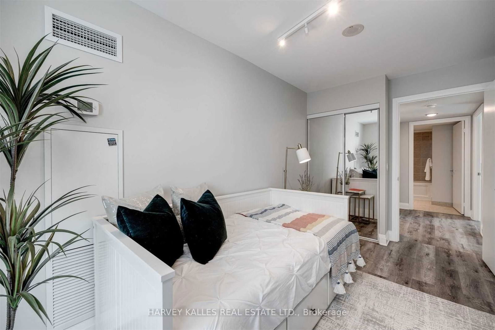 565 Wilson Ave, unit W404 for sale - image #17